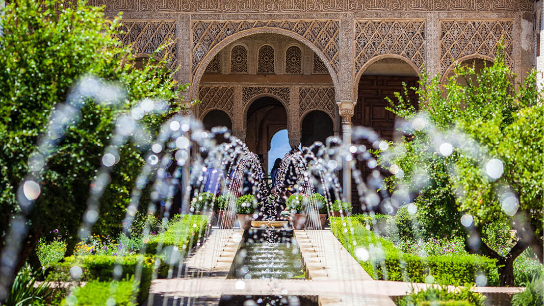 fontän och trädgård framför ahlambra på resa till andalusien